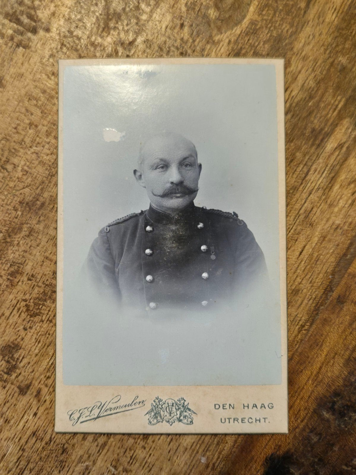 CDV militair met kleine medaille Vermeulen Den Haag, Gebruikt, Foto, Klederdracht, Ophalen of Verzenden