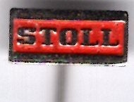 STOLL rood op zilverkl. landbouwmachines speldje ( F_021a), Verzenden, Zo goed als nieuw, Transport, Speldje of Pin