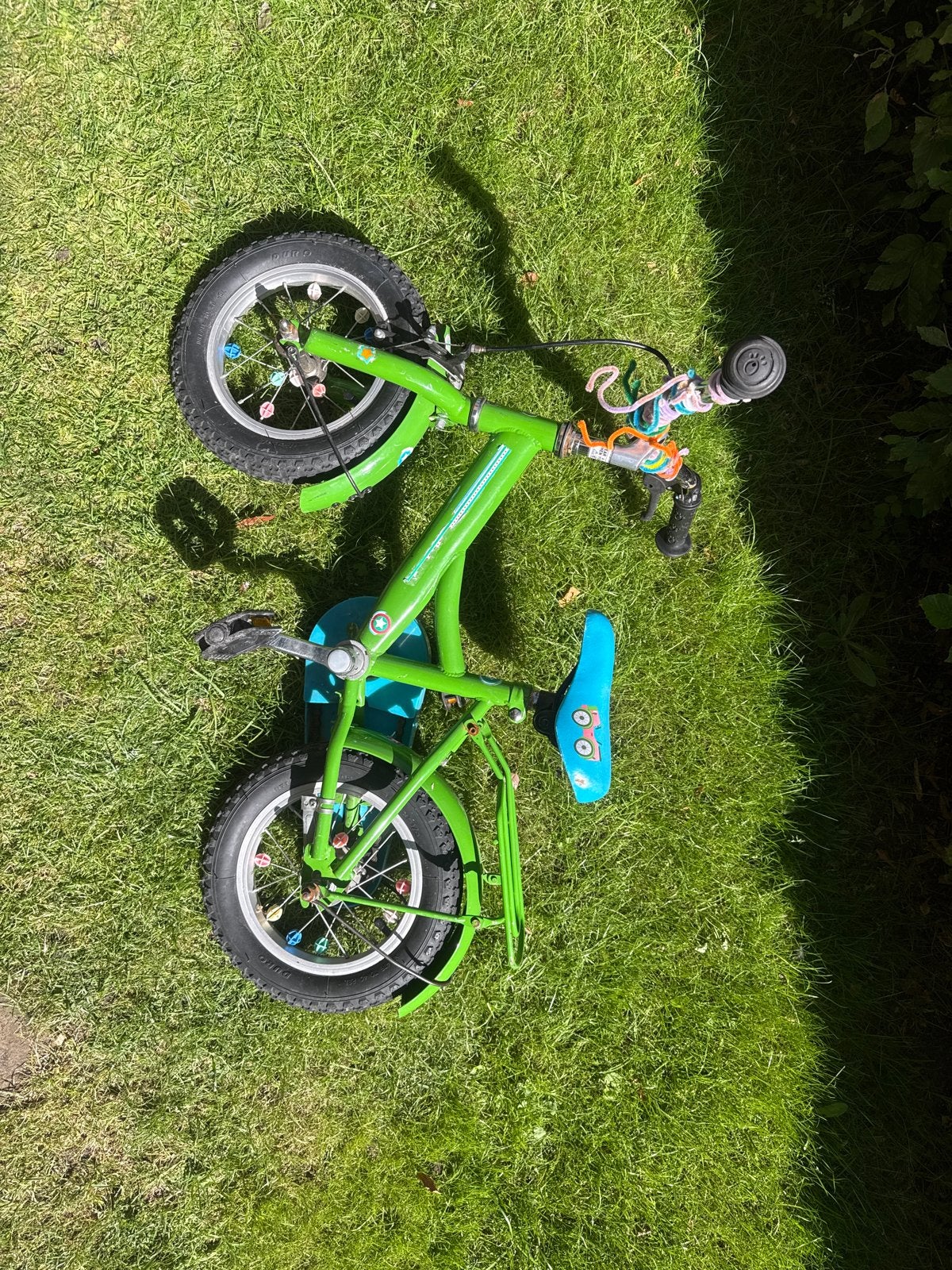Groene kinderfiets - Zo goed als nieuw, Ophalen, Zijwieltjes, Velgrem, Minder dan 16 inch