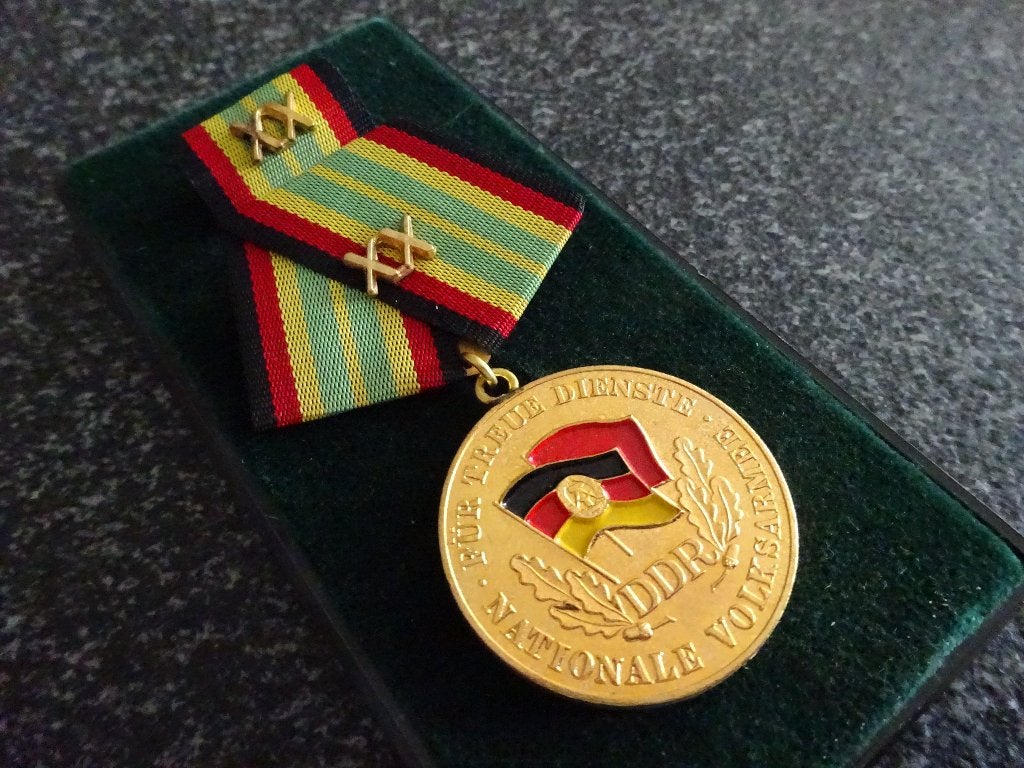 DDR: Medaille  NVA 20 Jahre treue Dienste goud, Verzamelen, Ophalen of Verzenden, Landmacht, Duitsland, Lintje, Medaille of Wings