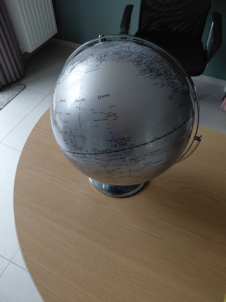tafelglobe wereldbol zilverkleurig met twee assen A25984, Huis en Inrichting, Woonaccessoires | Overige, Ophalen of Verzenden