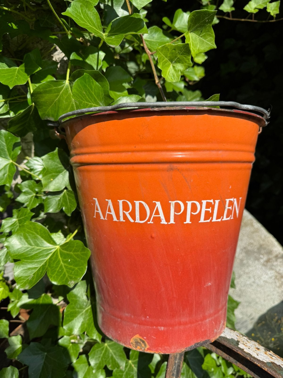 Emaille emmer oranje aardappelen, Ophalen