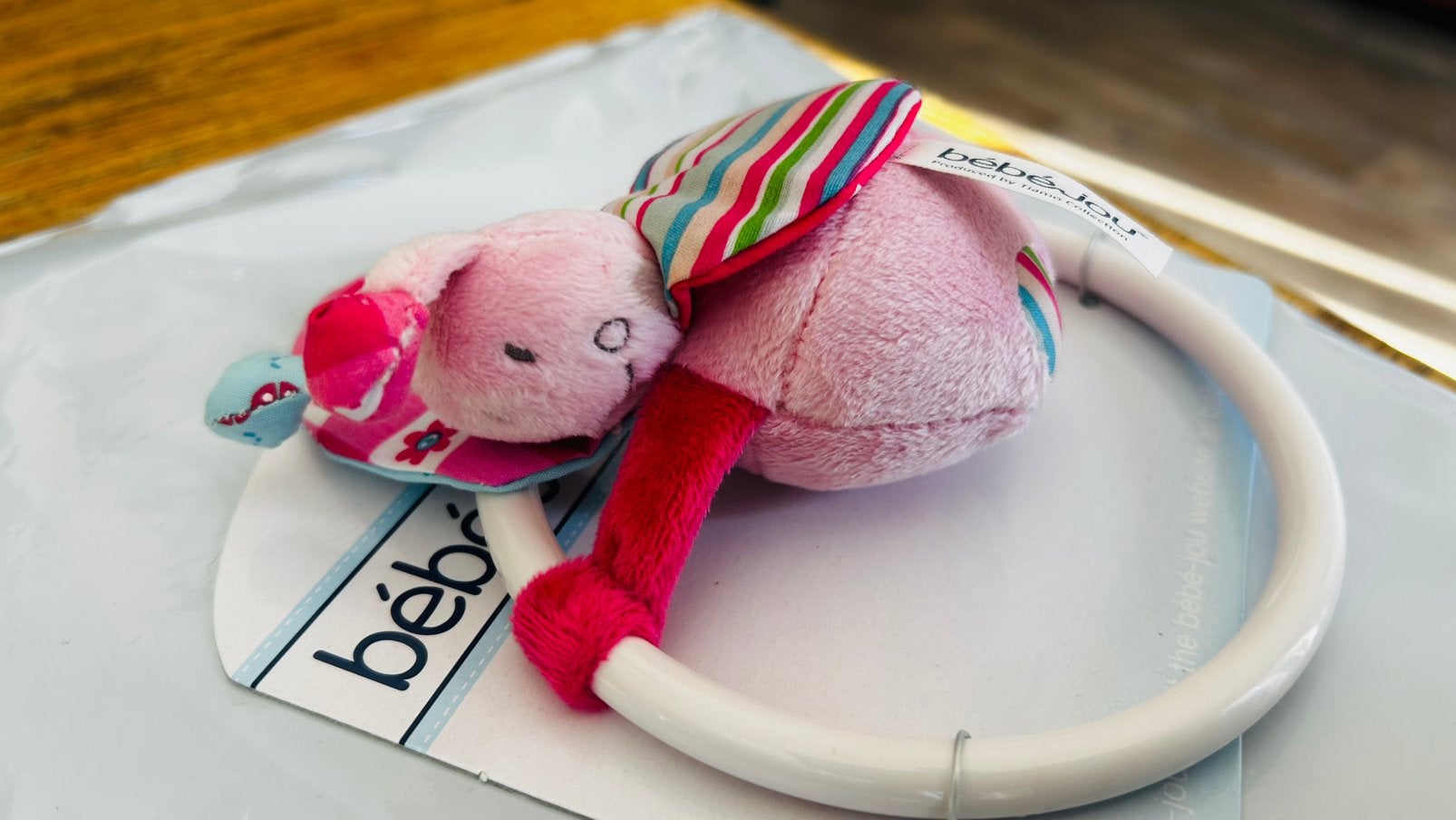 Nieuw! Bébé- Jou rammelaar in ring kever roze 12 cm, Ophalen of Verzenden, Nieuw, Rammelaar