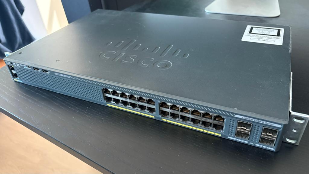 Cisco Catalyst 2960-X Series Netwerk Switch, Computers en Software, Netwerk switches, Zo goed als nieuw, Ophalen