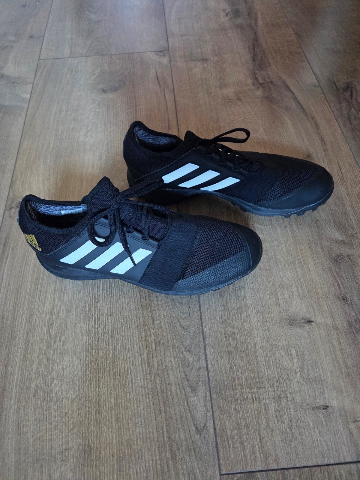 Adidas korfbal of hockey kunstgras schoen. maat 44, Maat XS of kleiner, Ophalen, Zo goed als nieuw, Schoenen