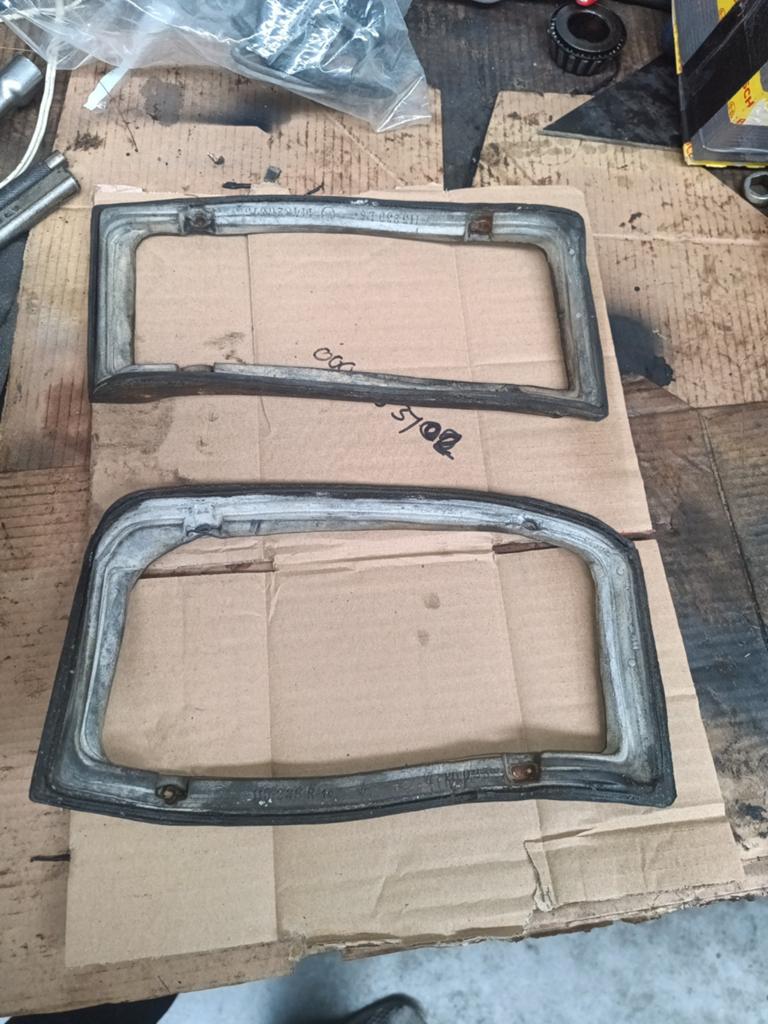 Mercedes w115 w114 serie1 rubber achterlichten, Ophalen of Verzenden