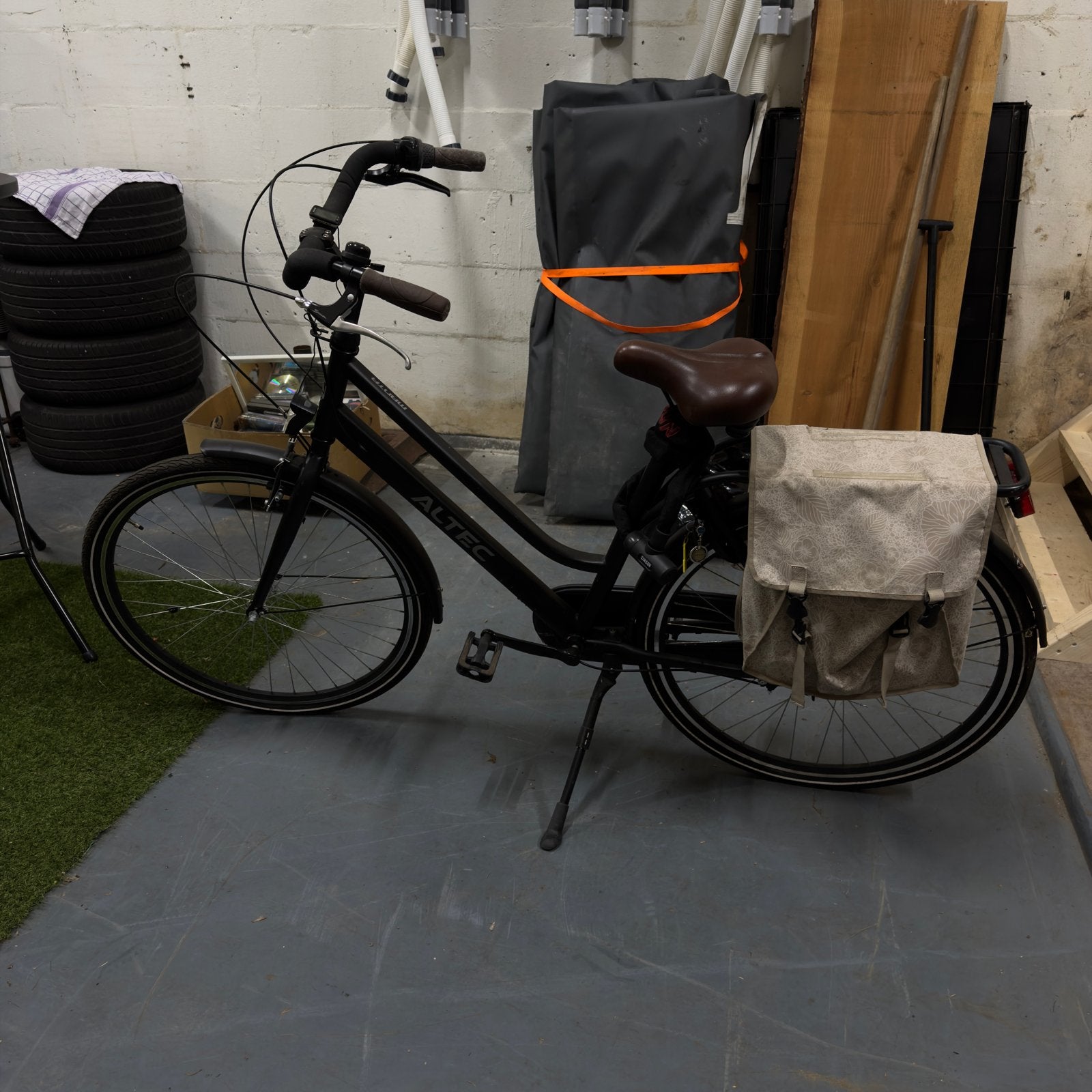 Altec Manta damesfiets, 28 inch, 3 versnellingen, 53 tot 56 cm, Velgrem, Versnellingen, Zo goed als nieuw