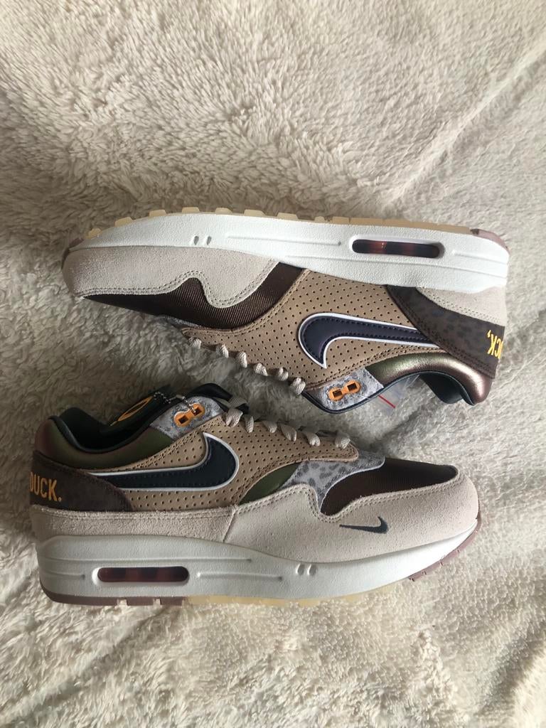 Nike Air Max 1 Premium University of Oregon PE, Kleding | Heren, Schoenen, Ophalen of Verzenden, Nieuw, Overige kleuren, Sneakers of Gympen