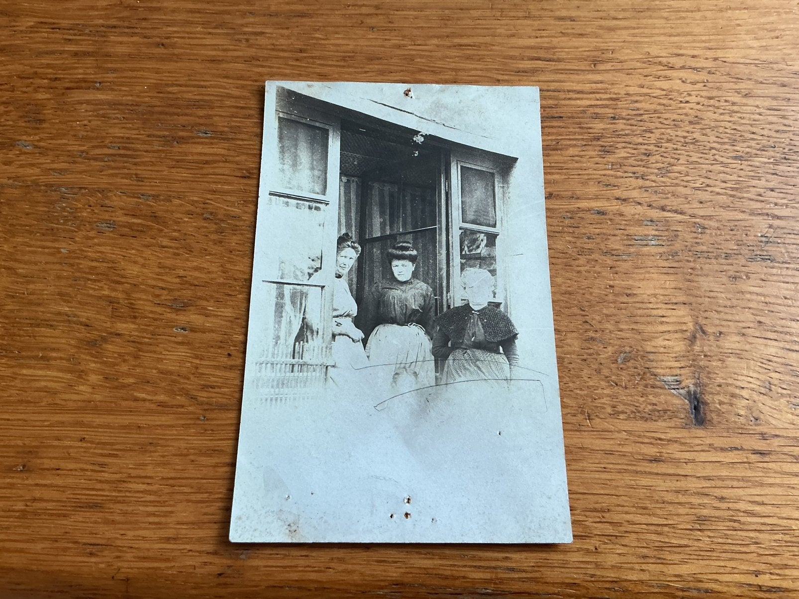 O428 drie vrouwen beschadigd, Ophalen of Verzenden, Voor 1940, Zo goed als nieuw