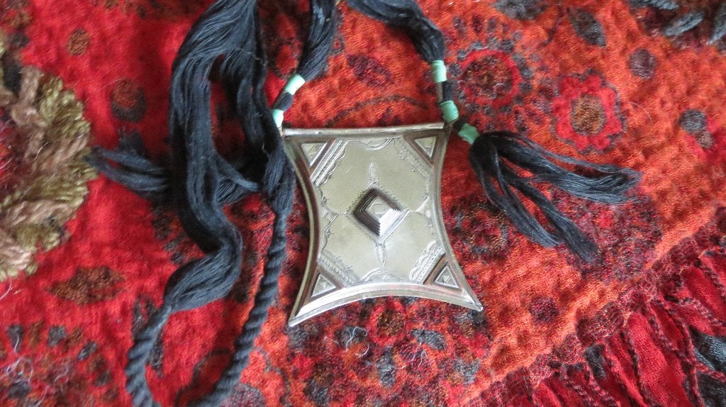 Toeareg, touareg sieraad met grote zilveren hanger, Antiek en Kunst, Zilver, Sieraad, Handgemaakt, Overige materialen