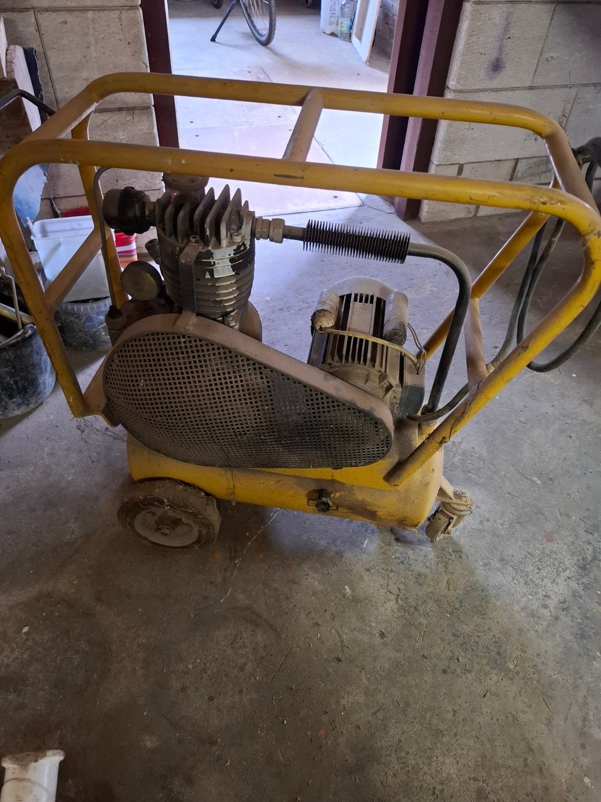 Gebruikte mobiele compressor - Robuust en krachtig, Gebruikt, 6 tot 10 bar, Ophalen of Verzenden, 25 tot 100 liter