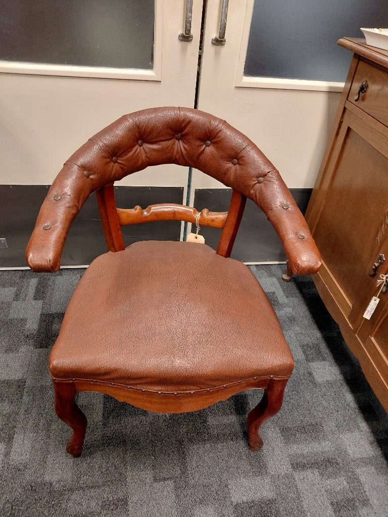 Biedermeier gebogen mahonie bureaustoel, bruin kunstleder., Antiek en Kunst, Antiek | Meubels | Stoelen en Banken, Ophalen