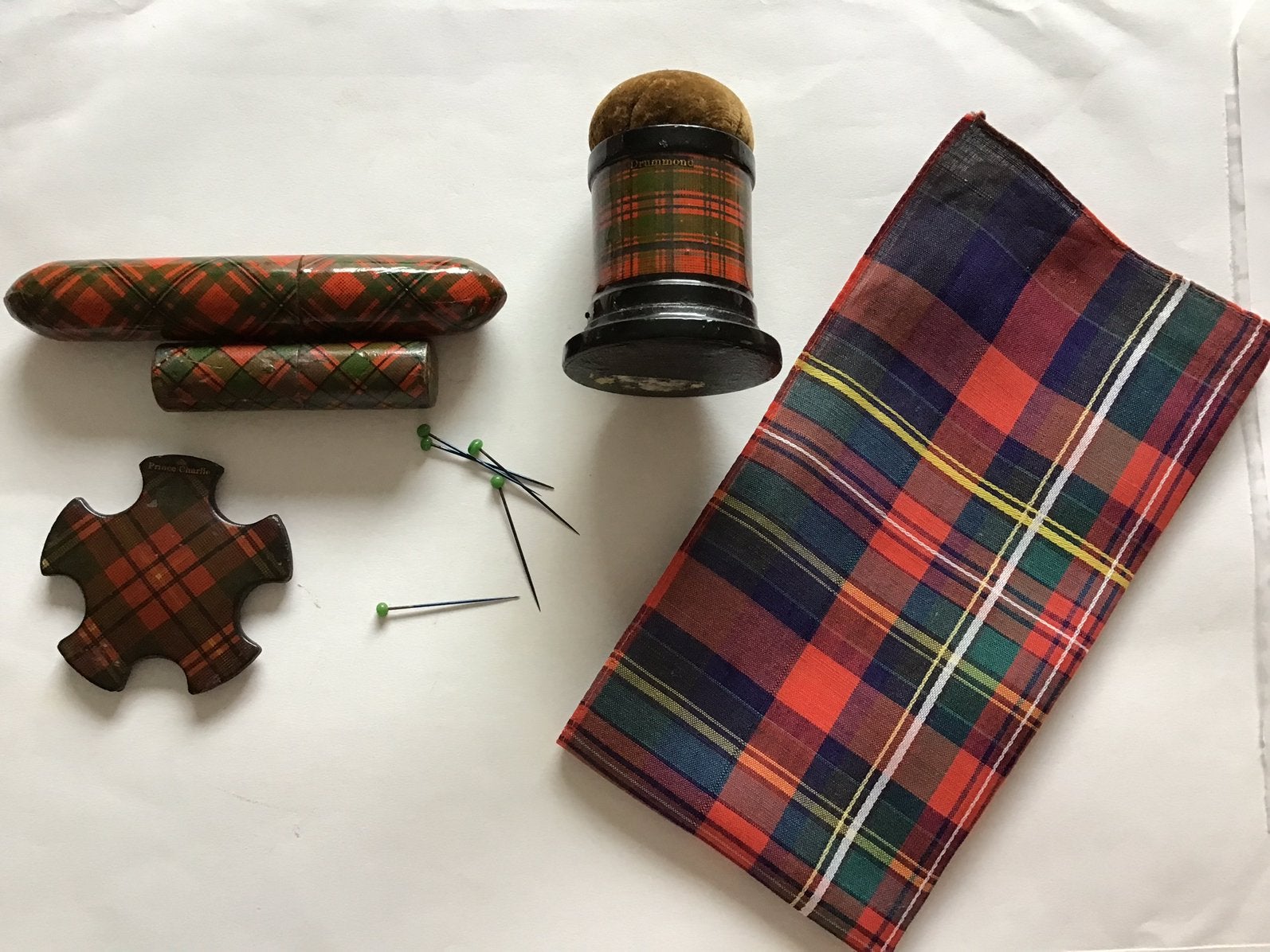 TARTAN WARE!5Items:Speldenkussen,Naaldenkoker.Garenklos Etc., Ophalen of Verzenden