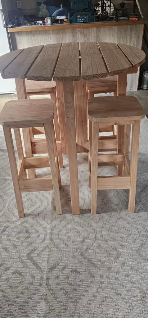 Handgemaakte Douglas Bar Set - Inklapbare Tafel & Krukken, Huis en Inrichting, Barkrukken, Ophalen, Nieuw, 90 cm of meer, 4 krukken