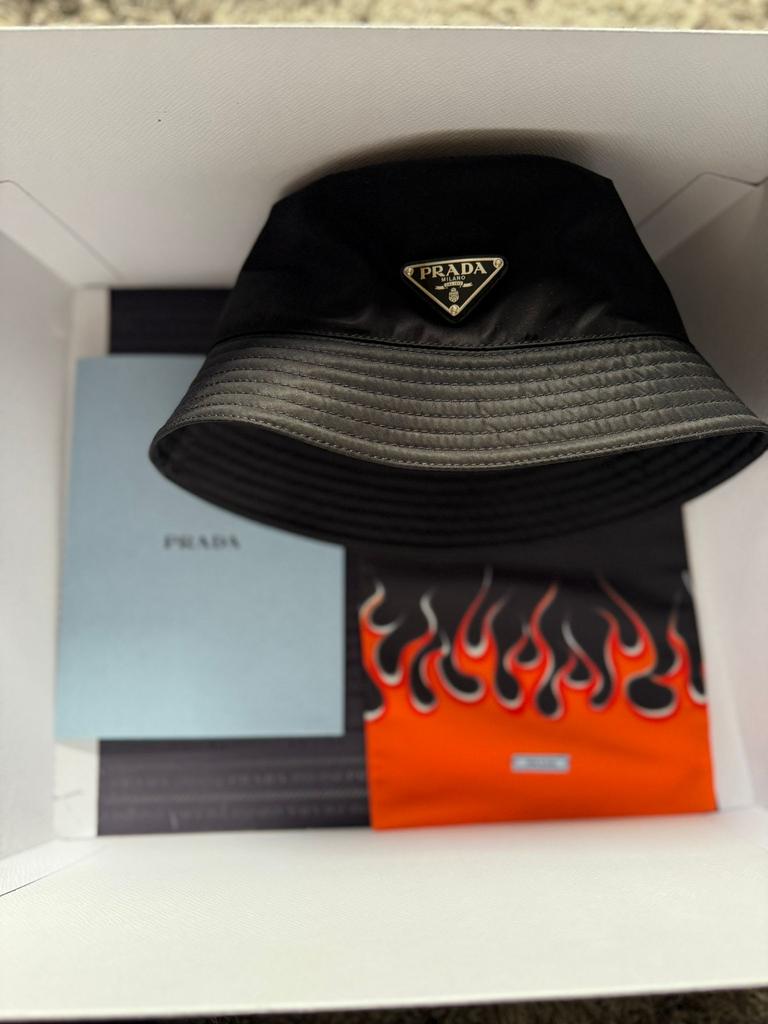 Prada Re-Nylon Bucket Hat Maat M Origineel, Kleding | Heren, Hoeden en Petten, Ophalen of Verzenden, Nieuw
