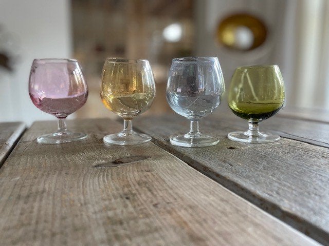 4 x vintage gekleurde glazen / cognac. Cognacglazen., Ophalen, Zo goed als nieuw, Borrel- of Shotglas