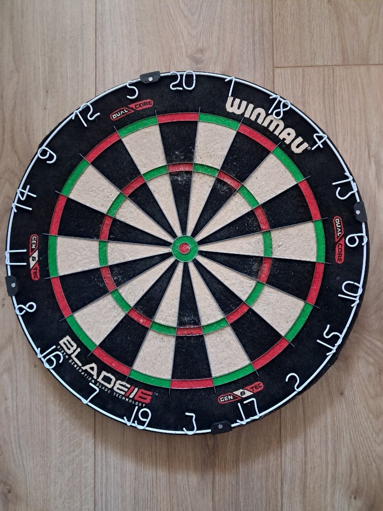Winmau Blade 6 Dartbord met doos , weinig opgespeeld, Sport en Fitness, Darts, Ophalen, Zo goed als nieuw, Dartbord