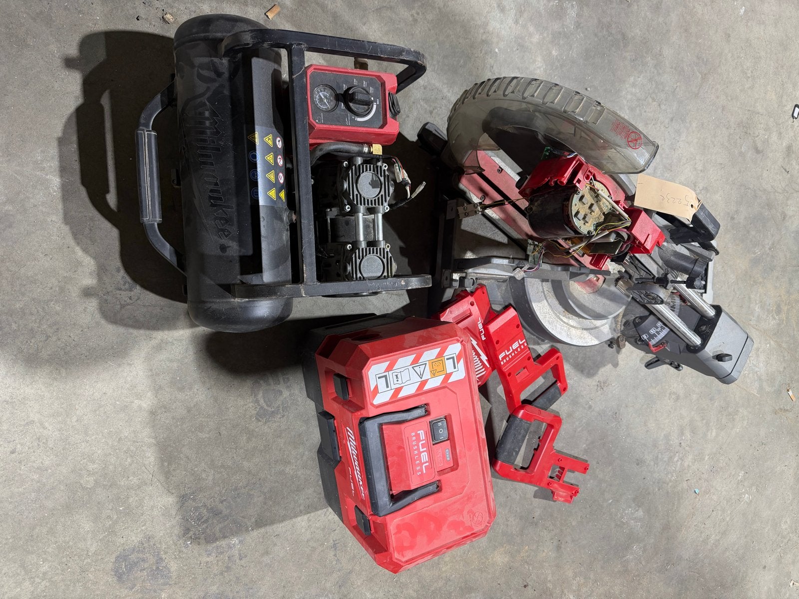 Defect Milwaukee gereedschap: Afkortzaag en Compressor, Ophalen of Verzenden, Gebruikt, Afkortzaag