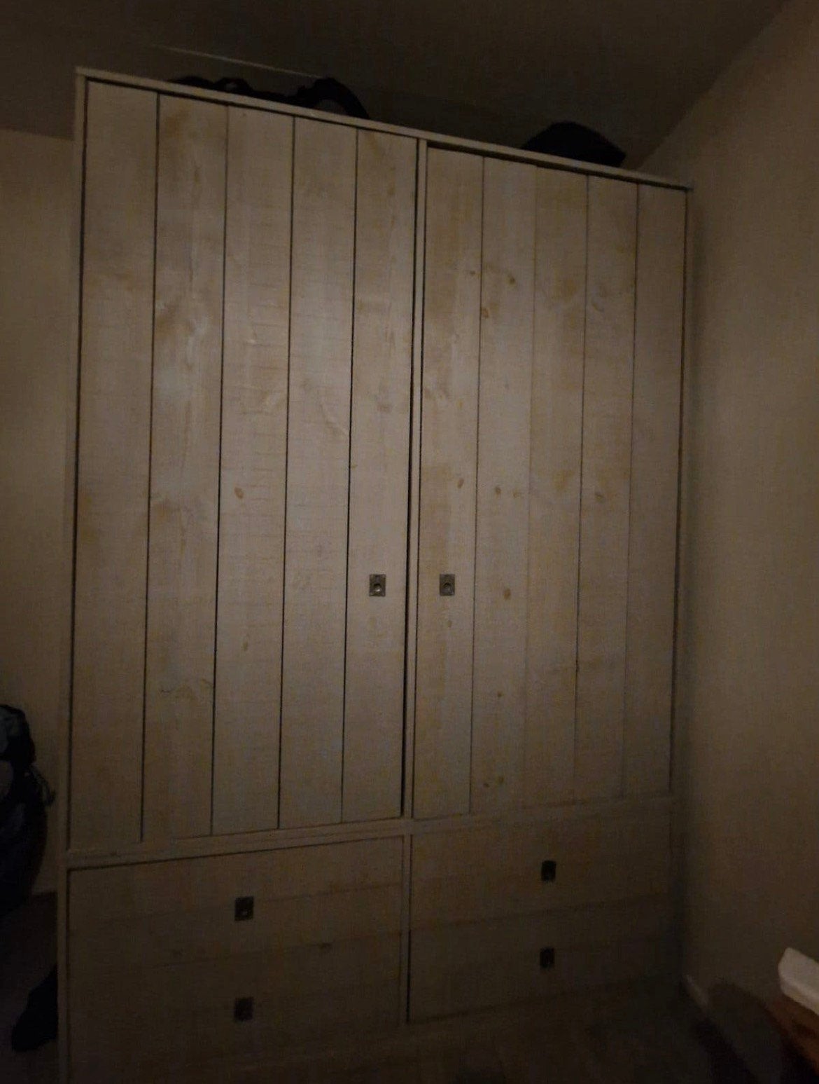 Degelijke en zware houten kleding kast, Ophalen, 200 cm of meer, 50 tot 75 cm, Met lade(s)