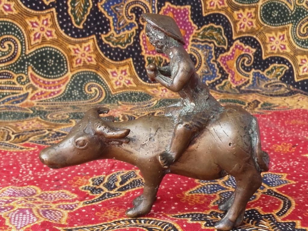 Buffel met berijder mooi oud brons beeldje uit Indonesië., Ophalen of Verzenden