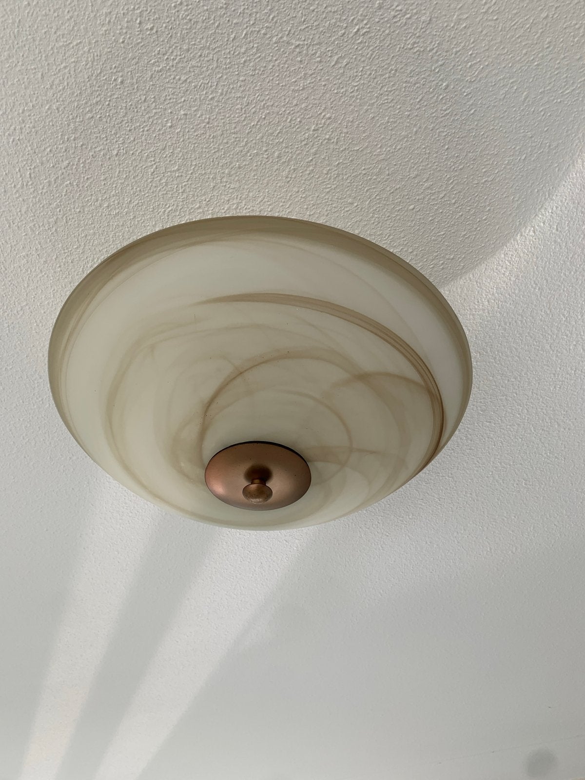 Vintage Mooie plafondlamp met marmerlook glas, Beige, Plafondlamp, E27 (groot), Ophalen of Verzenden