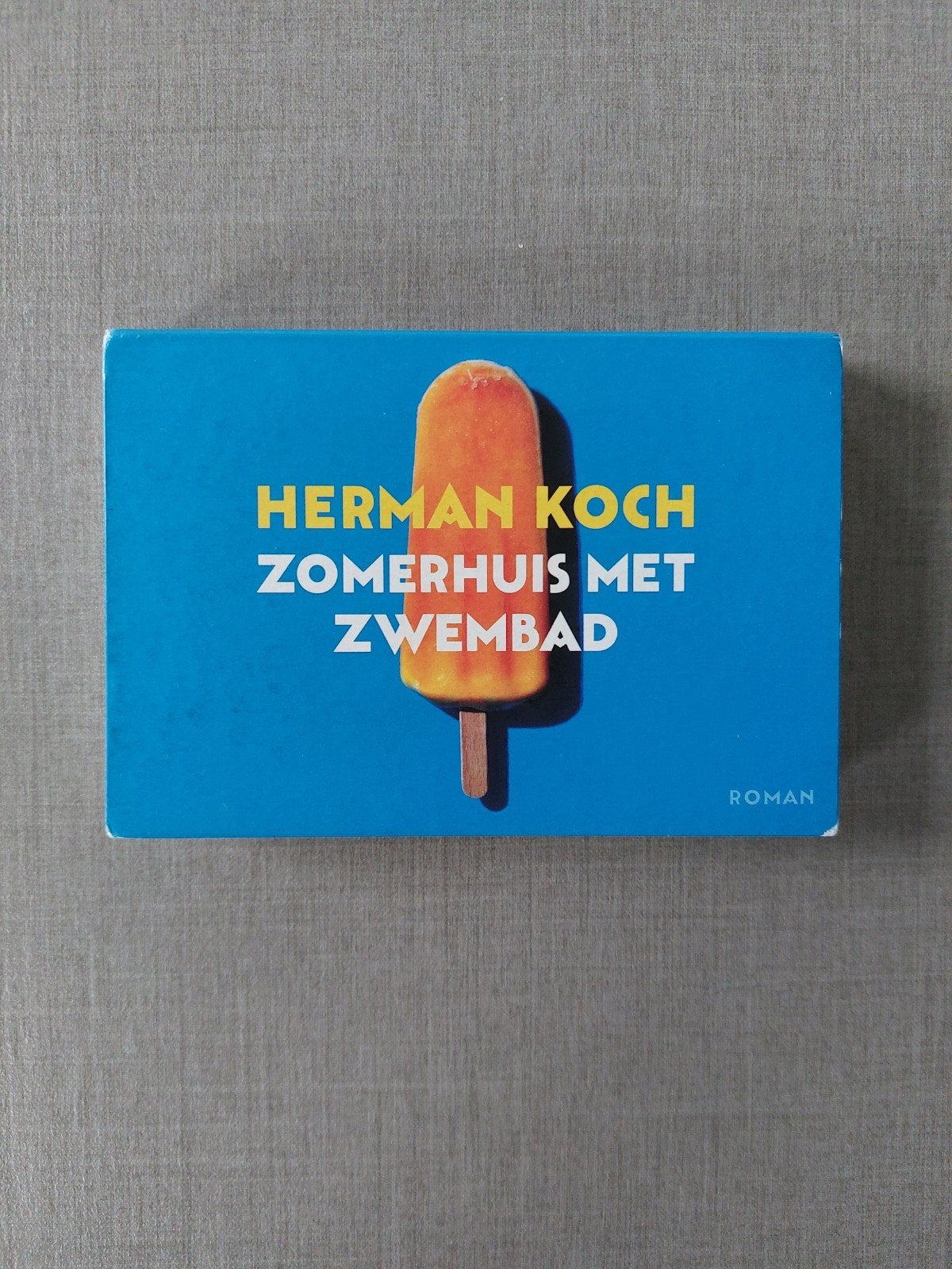 Herman Koch - Zomerhuis met zwembad  Dwarsligger
Zomerhuis, Ophalen of Verzenden, Zo goed als nieuw, Herman Koch