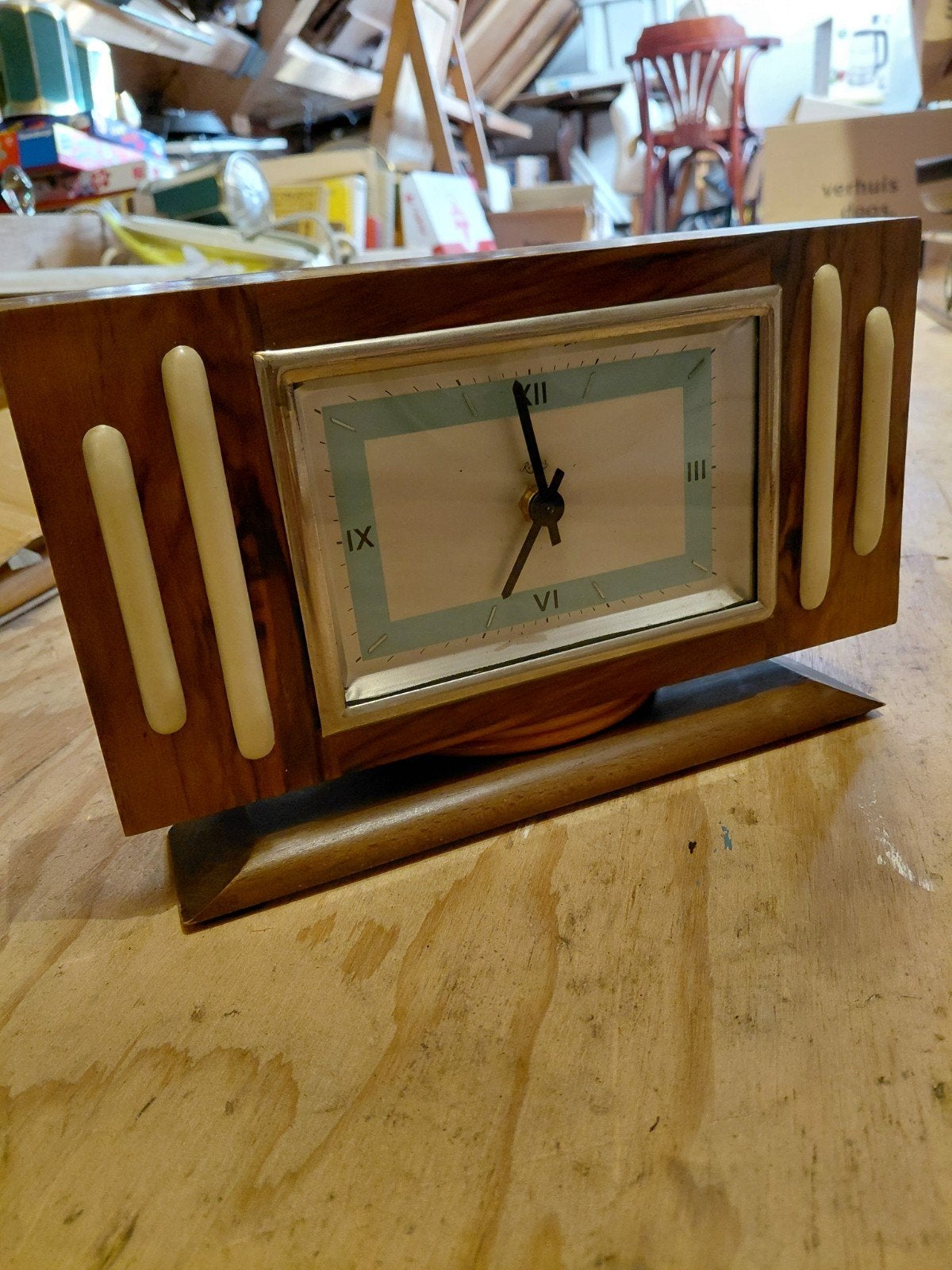 OUDE 1940/1950 WEKKER TYPISCHE RETRO STIJL .
DE KLOK IS OMGE, Ophalen of Verzenden