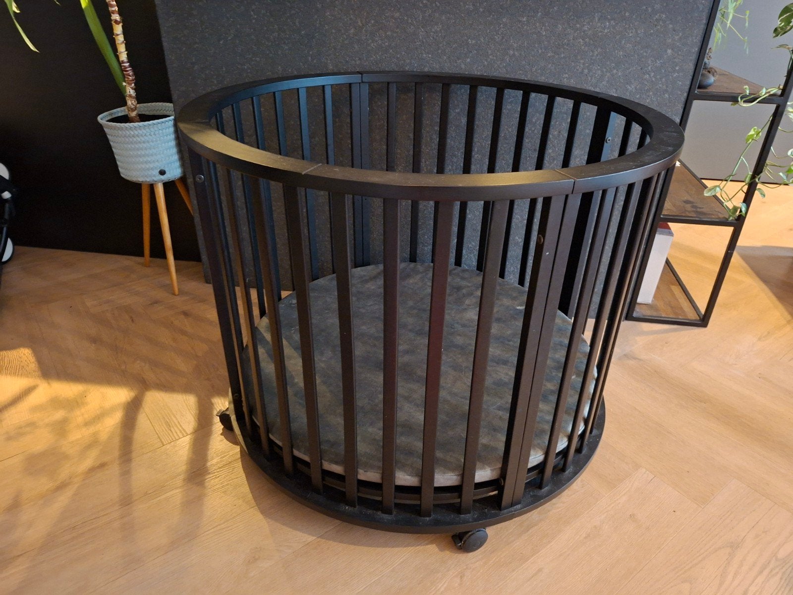 Europe Baby Box Circa III Zwart + Pretura matras + hoezen, Ophalen, Zo goed als nieuw, Rond, Wieltjes
