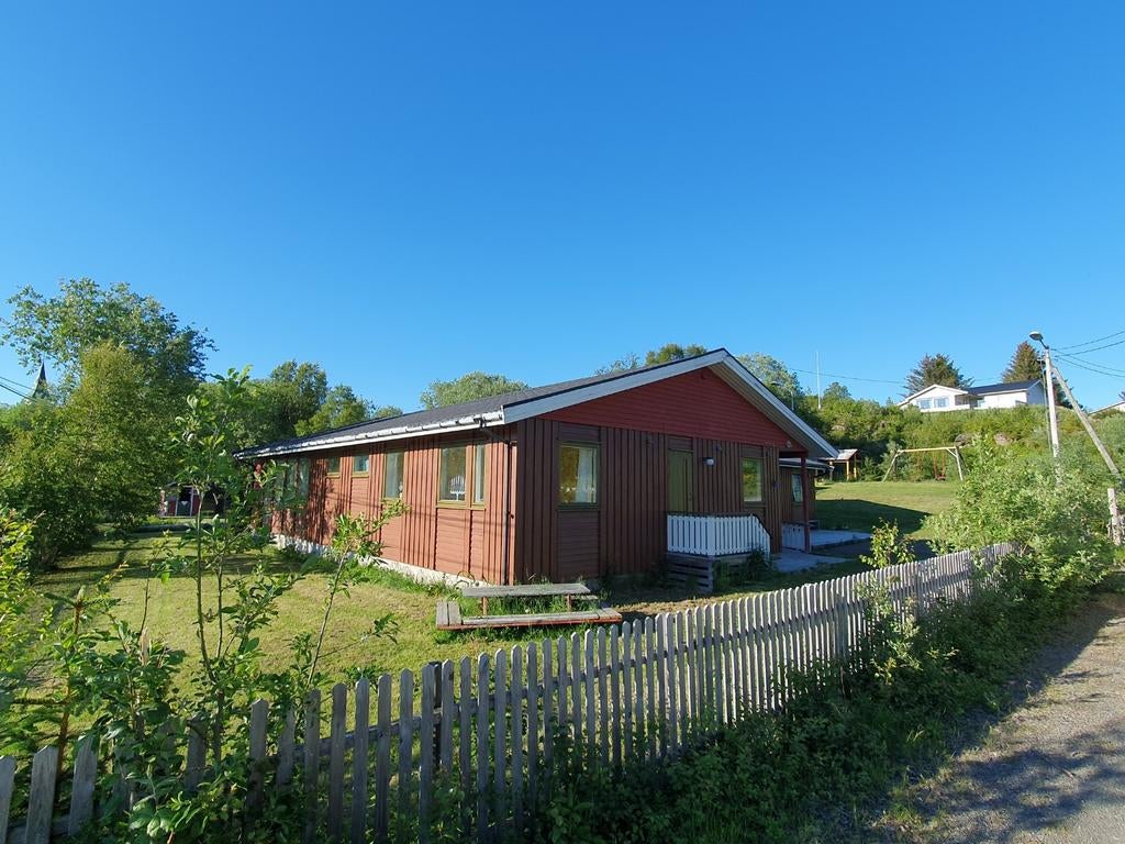 Noorwegen, Bjarkøy: multifunctioneel gebouw met riante tuin., 250 m², 1500 m² of meer