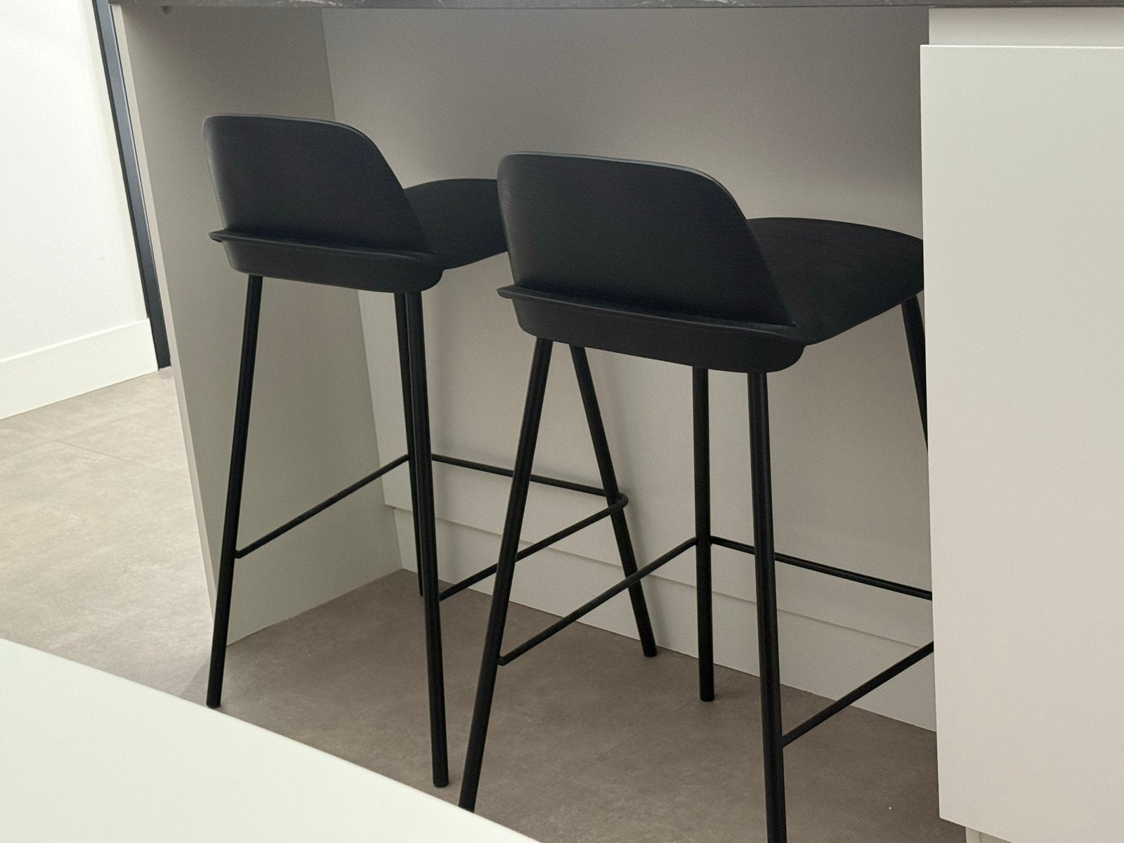 Set van 2 moderne zwarte barkrukken met rugleuning, Huis en Inrichting, Barkrukken, Kunststof, Met voetsteun, Ophalen of Verzenden