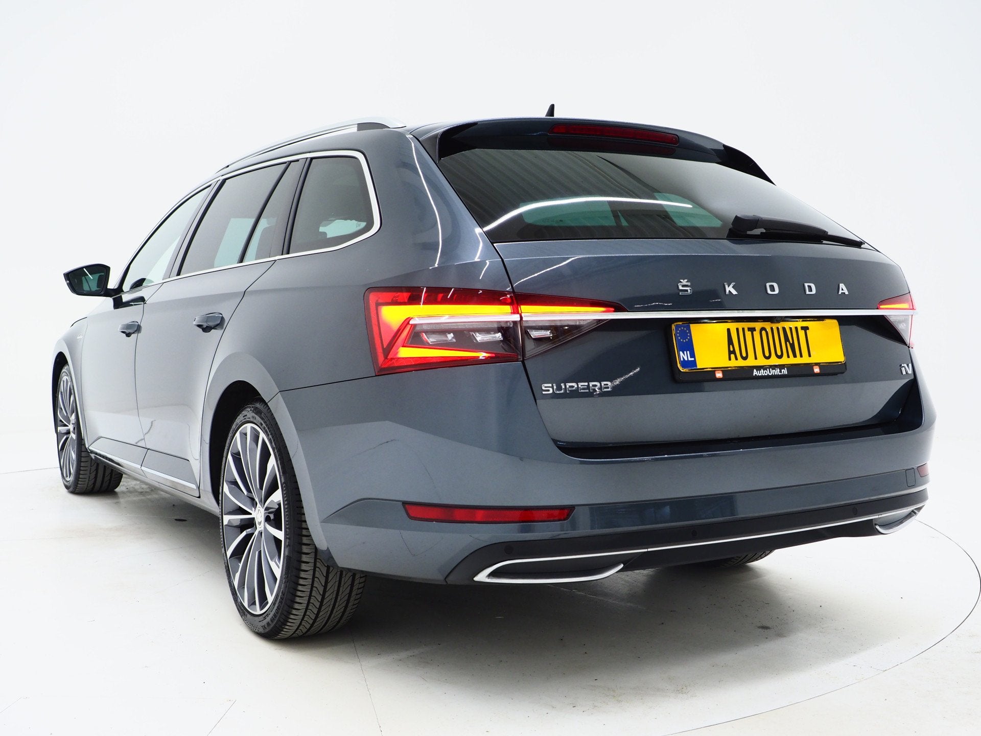 Skoda Superb Combi 1.4 TSI iV Laurin & Klement | Panoramadak, Gebruikt, Zwart, 4 cilinders, Adaptive Cruise Control