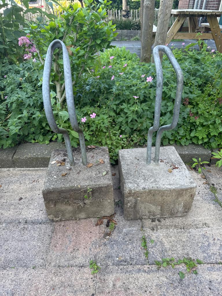 Gratis af te halen - 2x Fietsenrek met betonnen voet, Ophalen, Gebruikt