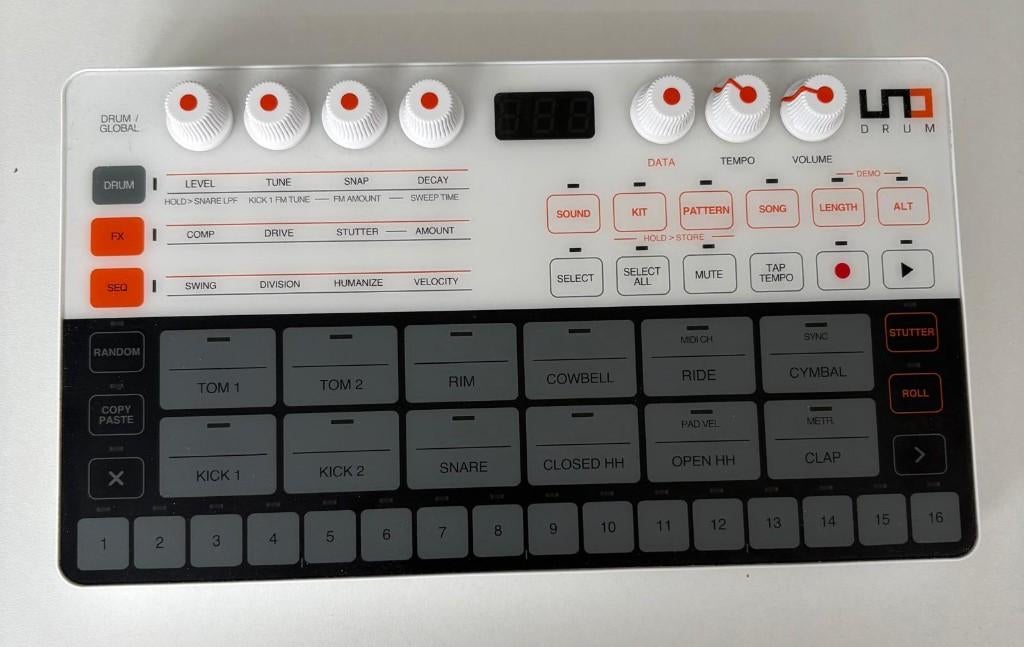 IK Multimedia Uno drumsequencer en synthesizer, Muziek en Instrumenten, Synthesizers, Ophalen, Zo goed als nieuw, Overige aantallen