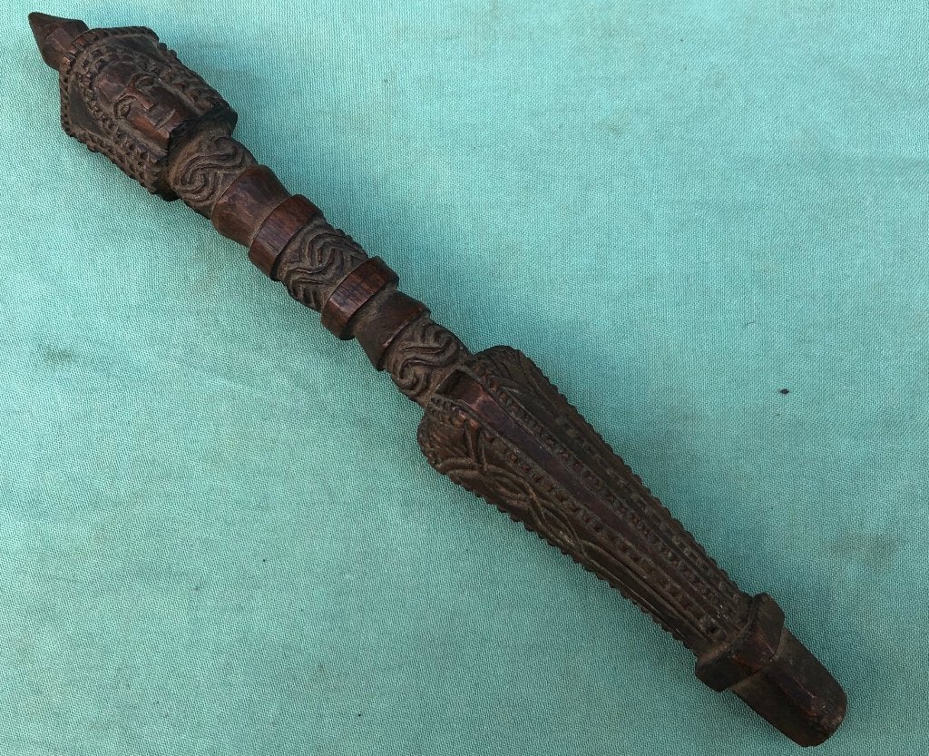 Oude houten Phurba uit Nepal of Tibet nummer 5, Antiek en Kunst, Kunst | Niet-Westerse kunst, Ophalen of Verzenden, Handgemaakt