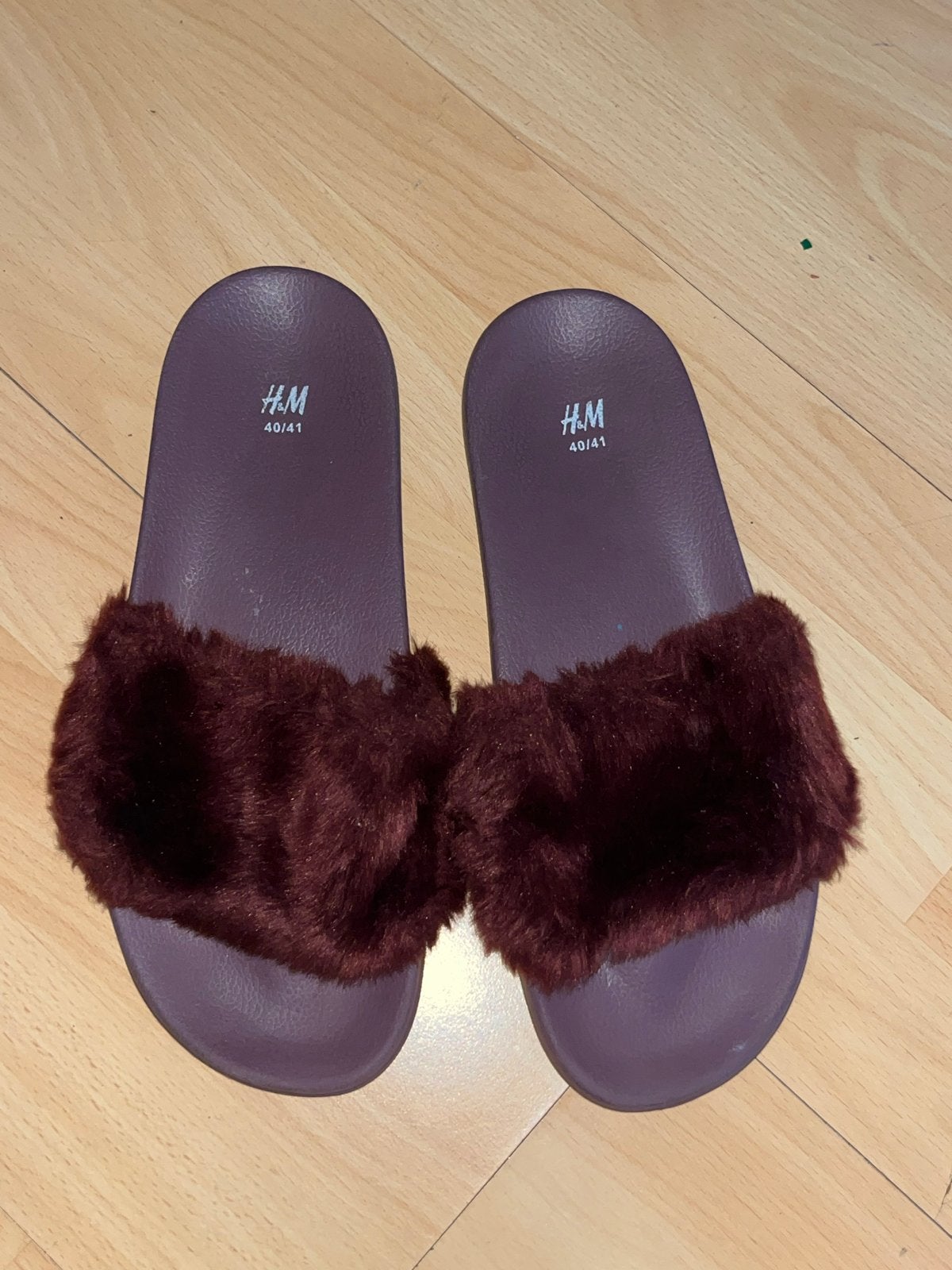 H&M Slippers Maat 40/41 - Zo goed als nieuw, Ophalen of Verzenden, Zo goed als nieuw, Overige kleuren, Slippers
