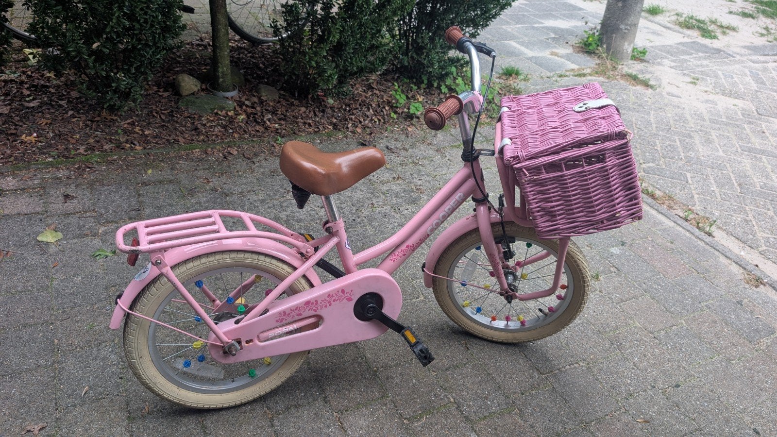 Roze Cooper kinderfiets met zwijwieltjes en mandje - 16 inch, Zijwieltjes, Velgrem, Cooper, Ophalen of Verzenden
