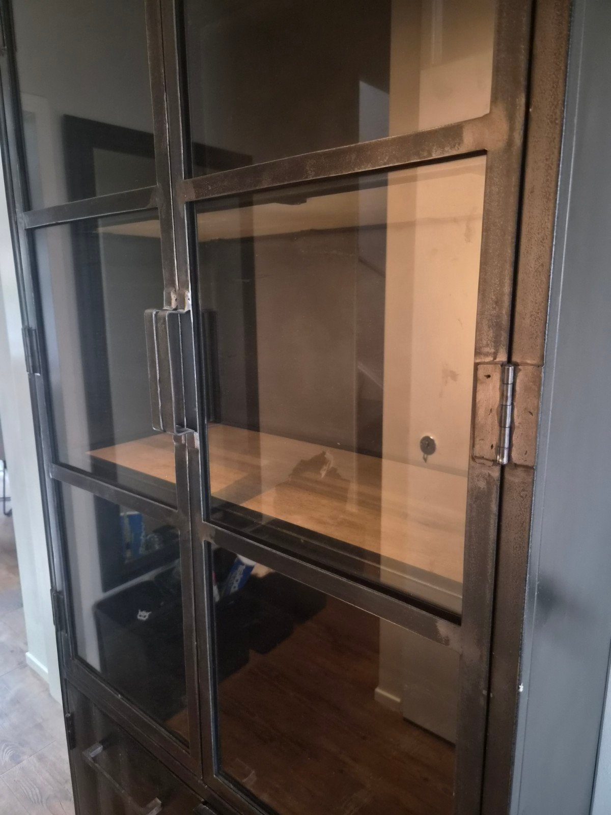 Foto 3 van Zwart metalen vitrinekast met  hout
