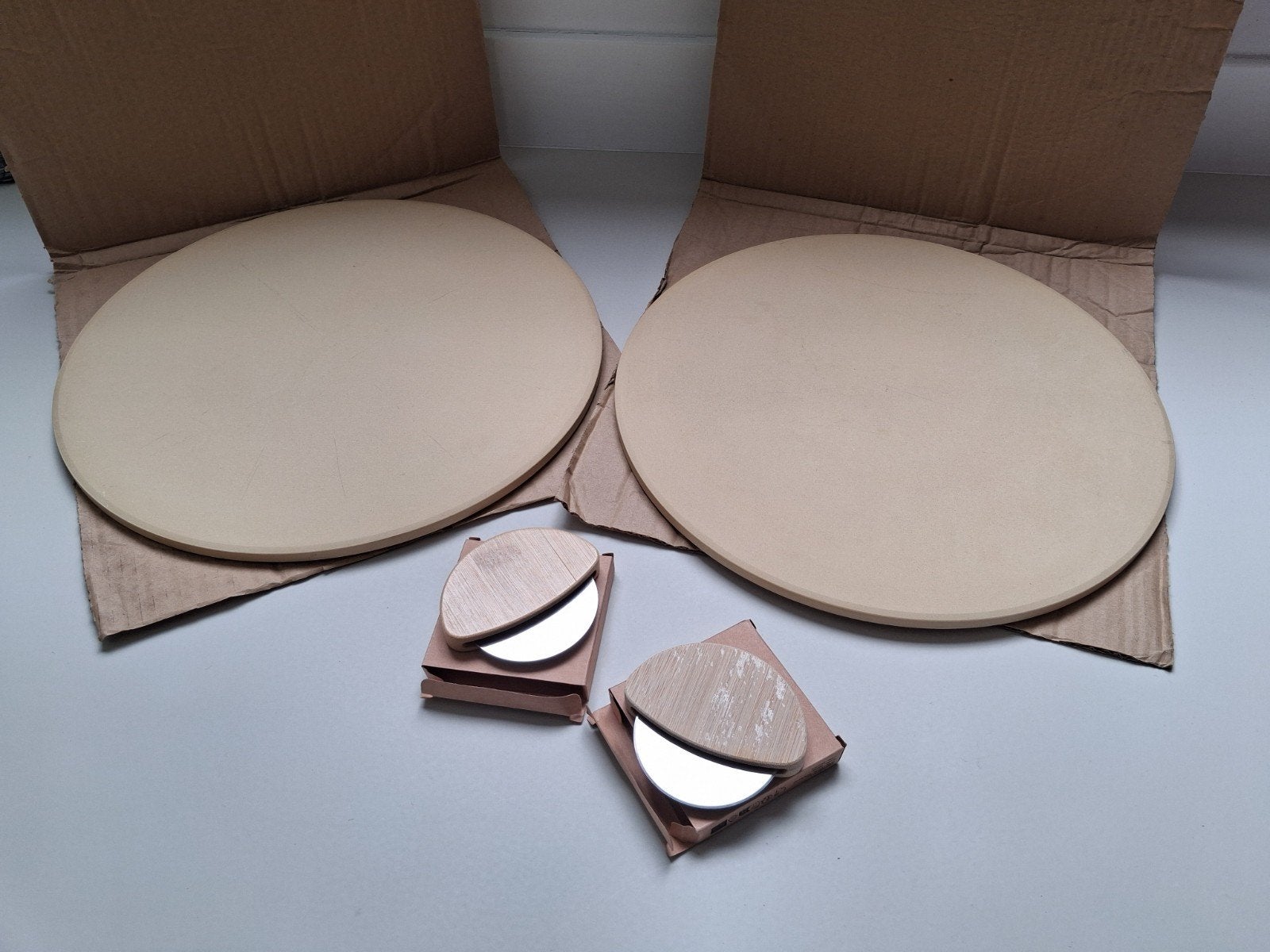 2x Pizza steen / plaat met pizzasnijder, Overige typen, Ophalen of Verzenden, Zo goed als nieuw, Steen/keramiek