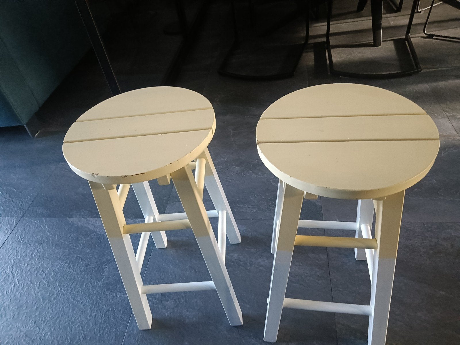 Set van 2 houten krukjes, wit geverfd, Ophalen, Gebruikt, Hout
