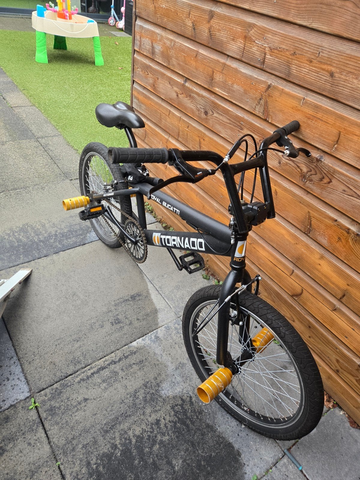 Royal Bugatti Tornado Freestyle BMX 20” met stunt pegs, Fietsen en Brommers, Ophalen, Staal, V-brakes