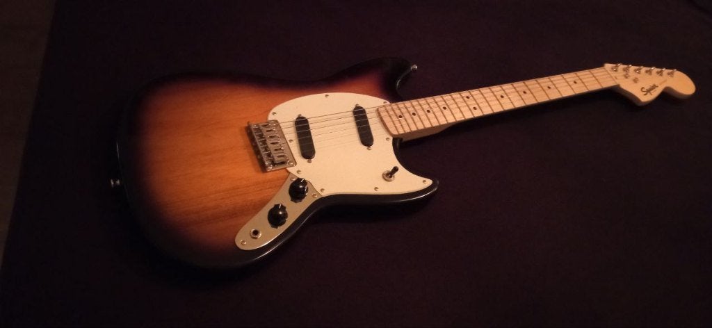 Squier Mustang in nieuwstaat !, Muziek en Instrumenten, Snaarinstrumenten | Gitaren | Bas, Zo goed als nieuw, Elektrisch, 6-snarig