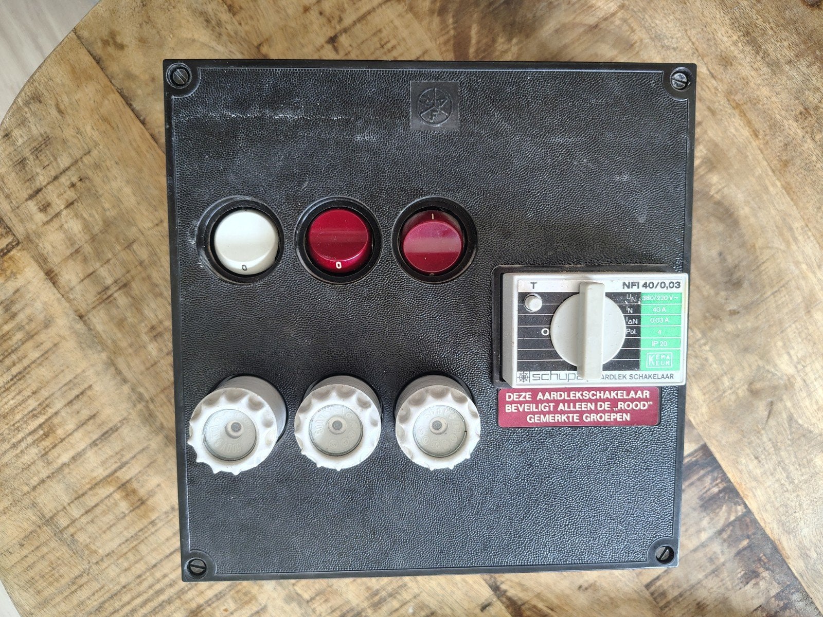 Oude stoppenkast met aardlekschakelaar en zekeringen, Doe-het-zelf en Verbouw, Ophalen