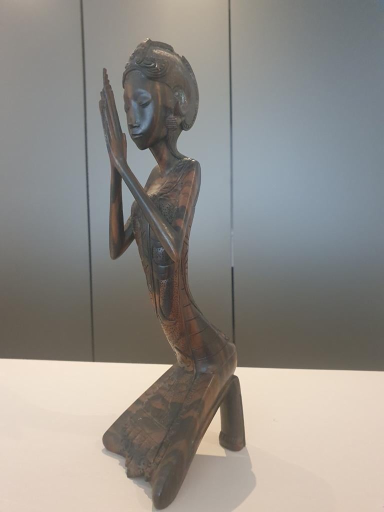 Bali art deco beeld biddende vrouw coromandelhout, Antiek en Kunst, Kunst | Beelden en Houtsnijwerken, Ophalen of Verzenden