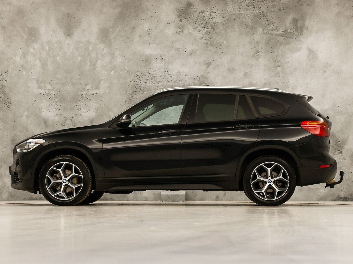 BMW X1 sDrive18i Sport High Executive 140Pk Automaat (PANORA, Auto's, 12 maanden, Automatische klimaatregeling, Zwart, 3 cilinders