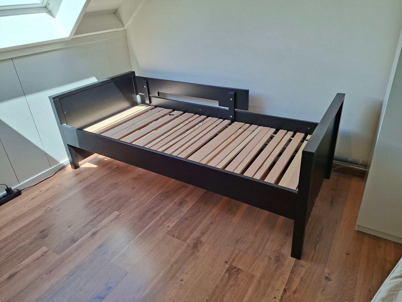 Kinderbed 90x200 met uitvalbescherming, Ophalen, 90 cm, Eenpersoons, Zwart