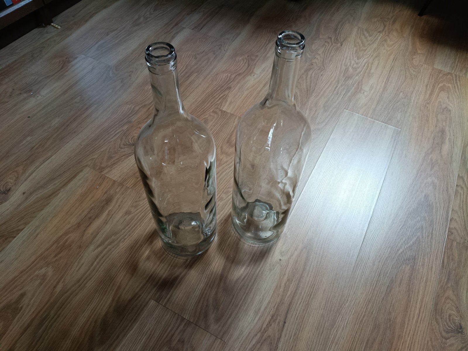 Twee lege glazen flessen, Ophalen