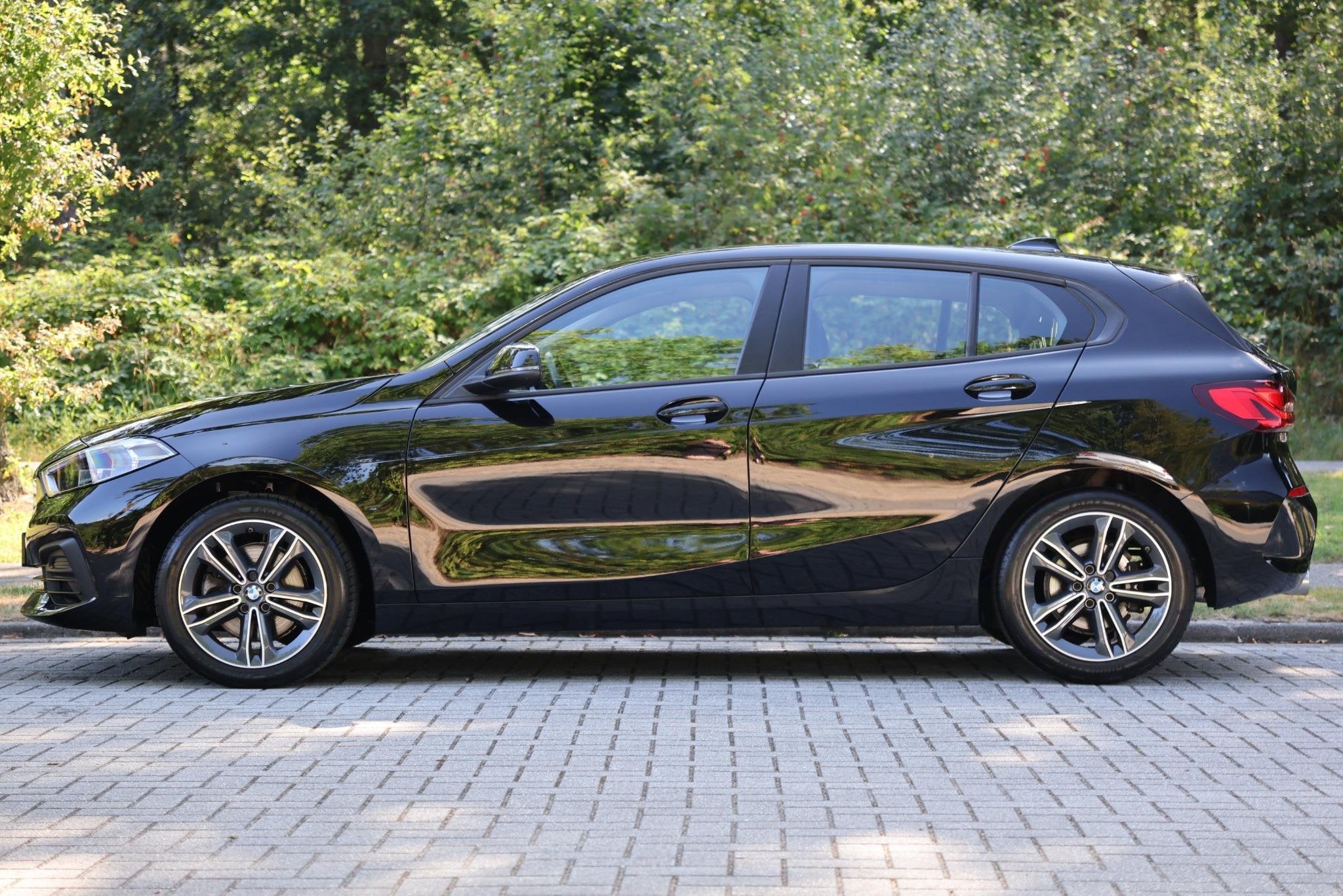 BMW 1-serie 116i Aut | Carplay | LED | Navi | Stuurwielverwa, Stof, Gebruikt, Euro 6, Zwart