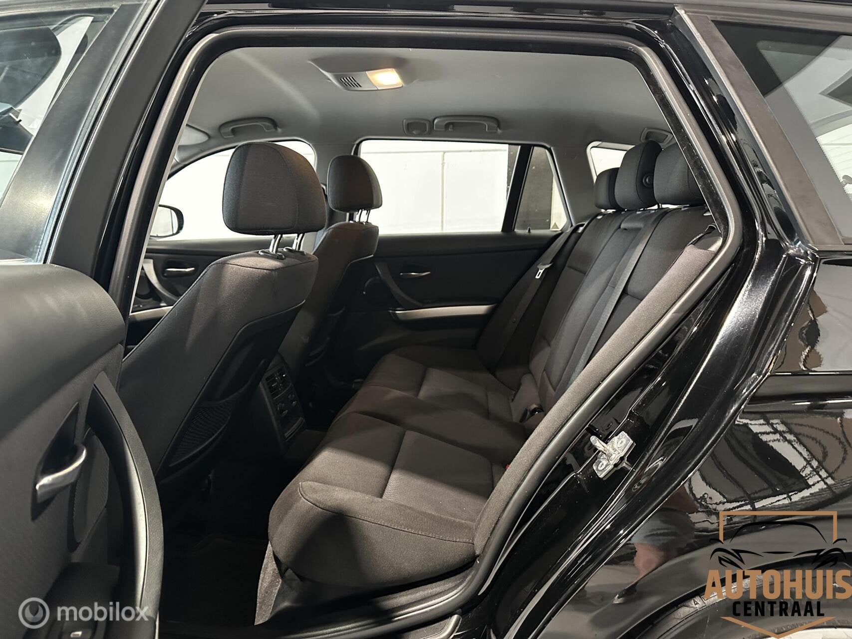 Foto 13 van BMW 3-serie Touring 318i Business Line*NwAPK*Trekhaak*Navi
