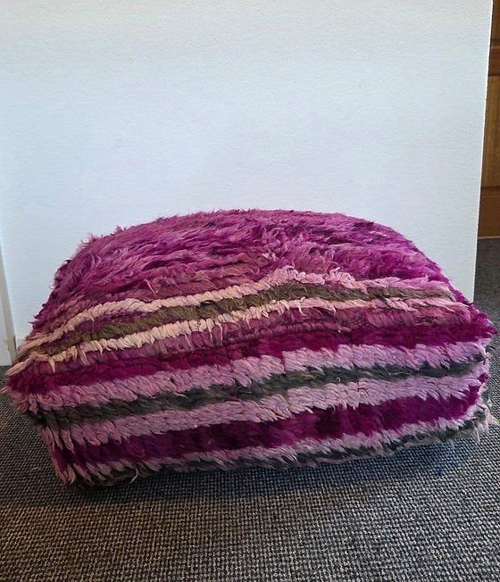 Zachte Fluffy poef uit marokko! Paars, roze, berber, Huis en Inrichting, Banken | Voetenbanken en Poefen, Ophalen of Verzenden