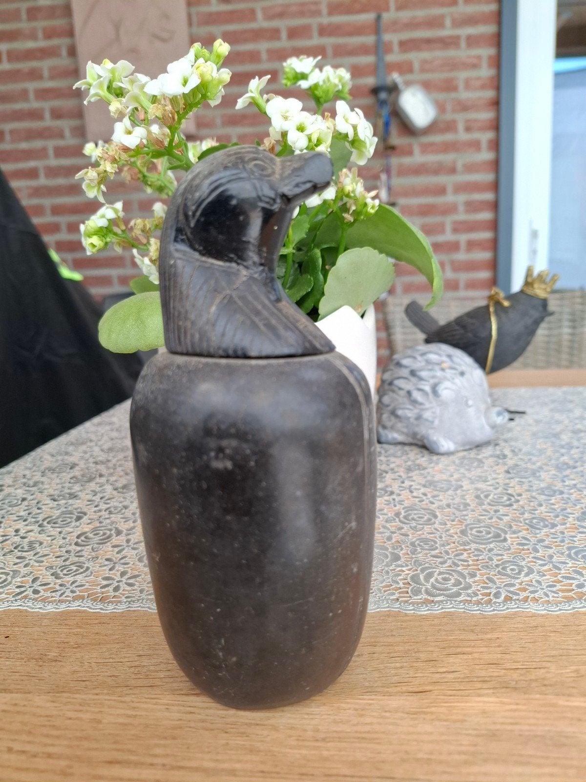 Decoratieve Egyptische kan met Horus-hoofd, Ophalen